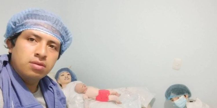 Na Colômbia, um homem que está noivo da companheira, que é uma boneca de pano, anunciou o nascimento do terceiro filho do casal. Vídeo: