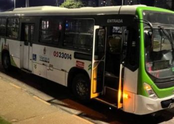 Durante um assalto ao ônibus da linha 120, dois passageiros foram espancados na noite de sexta-feira (10). Passageiros são