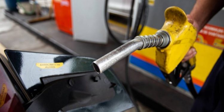 O preço médio do litro da gasolina saltou 6,1% nos postos do país nesta semana, após a volta dos impostos federais, em 1º. Gasolina sobe