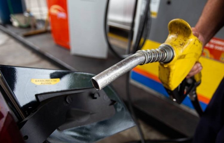 O preço médio do litro da gasolina saltou 6,1% nos postos do país nesta semana, após a volta dos impostos federais, em 1º. Gasolina sobe