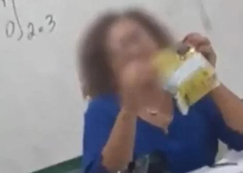 Vídeo: No Dia da Mulher, aluno dá Bombril para professora negra