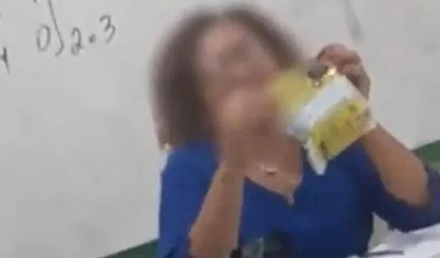 Vídeo: No Dia da Mulher, aluno dá Bombril para professora negra