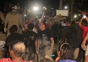 Mãe e filha soterradas são encontradas abraçadas sem vida embaixo de escombros