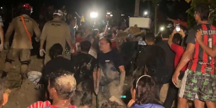 Mãe e filha soterradas são encontradas abraçadas sem vida embaixo de escombros