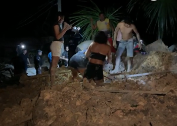 Moradores cavam com as mãos em busca de vítimas soterradas em deslizamento de barranco
