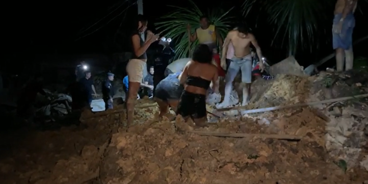 Moradores cavam com as mãos em busca de vítimas soterradas em deslizamento de barranco