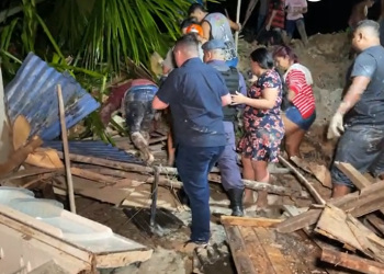 URGENTE: Barranco desliza sobre casas e moradores são soterrados
