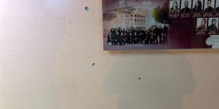 Um segurança da Escola de Direito da Universidade Estadual do Amazonas (UEA) foi baleado na saída do centro de ensino.