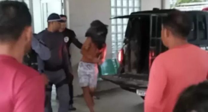 Um adolescente de 16 anos foi detido após ter sido flagrado estuprando uma criança de 2 ano, filho de sua namorada. Adolescente é