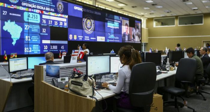 Desde o dia 5, 302 pessoas foram presas ou apreendidas pela Operação Escola Segura. O ministro Flávio Dino, apresentou balanço das ações .