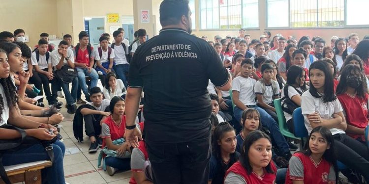 Cerca de 270 alunos de 11 a 14 anos, da Escola Estadual Professor Demostenes Belduque de Araújo Travessa.