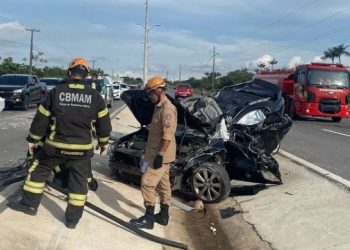Na tarde deste domingo (16), um grave acidente de trânsito aconteceu no KM 01 da AM 070, na Ponte Jornalista Phelipe Daou. Carro fica