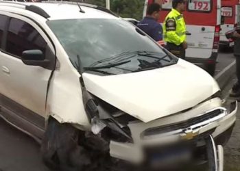 Casal briga em carro e atropela pedestre em uma calçada da Avenida André Araújo, bairro Aleixo, zona Centro-Sul de Manaus.