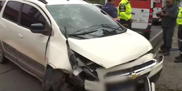 Casal briga em carro e atropela pedestre em uma calçada da Avenida André Araújo, bairro Aleixo, zona Centro-Sul de Manaus.