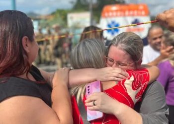 O prefeito de Blumenau, Mário Hildebrandt, afirmou em entrevista coletiva que uma mãe optou por resgatar o filho e levar. Mãe resgatou