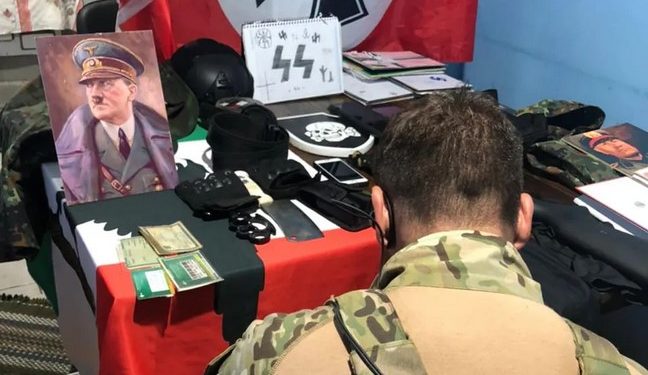 Um adolescente de 14 anos foi apreendido por ato análogo ao terrorismo, na noite de terça-feira (11), com símbolos nazistas. Família é