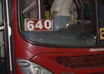 Um assalto na linha 640 na noite de sábado (22) terminou com um homem baleado, identificado como José Eduardo Santana Lima.