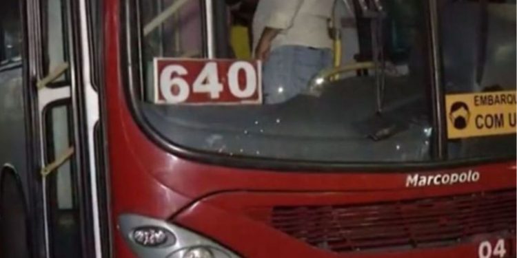 Um assalto na linha 640 na noite de sábado (22) terminou com um homem baleado, identificado como José Eduardo Santana Lima.