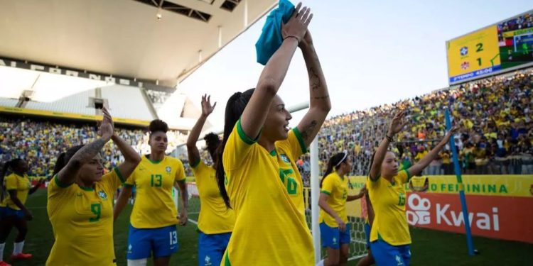 A Fifa anunciou nesta segunda-feira (24) que há quatro pré-candidaturas apresentadas para a Copa do Mundo feminina de 2027.