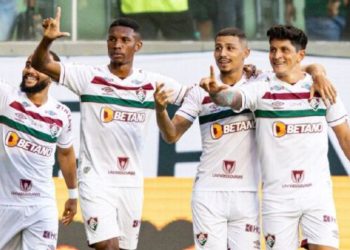 O Fluminense precisou somente de um segundo tempo inspirado para estrear em grande estilo no Campeonato Brasileiro e vencer o América-MG por 3 a 0