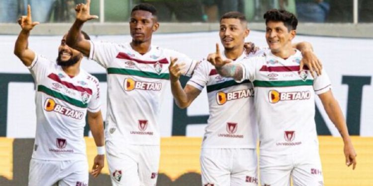 O Fluminense precisou somente de um segundo tempo inspirado para estrear em grande estilo no Campeonato Brasileiro e vencer o América-MG por 3 a 0
