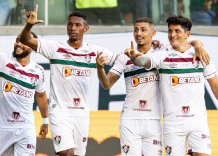 O Fluminense precisou somente de um segundo tempo inspirado para estrear em grande estilo no Campeonato Brasileiro e vencer o América-MG por 3 a 0