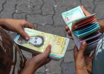 O salário mínimo na Venezuela sofri queda de 82% e atingiu o valor de US$ 5,31 — o equivalente a R$ 27 por mês. 