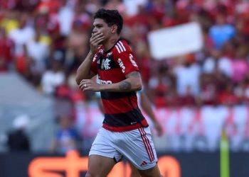 Flamengo estreia no Brasileirão sem sustos e atropela o Coritiba