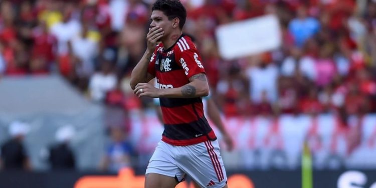Flamengo estreia no Brasileirão sem sustos e atropela o Coritiba