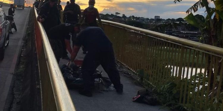 O corpo de um homem 'ensacado' foi encontrado em estado avançado de decomposição sob a ponte do São Raimundo, em Manaus. 
