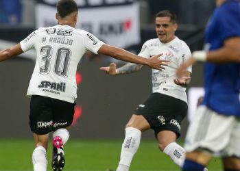 A Neo Química Arena recebeu, na tarde deste domingo (16), a estreia do Corinthians no Brasileirão 2023. Foi acirrado.