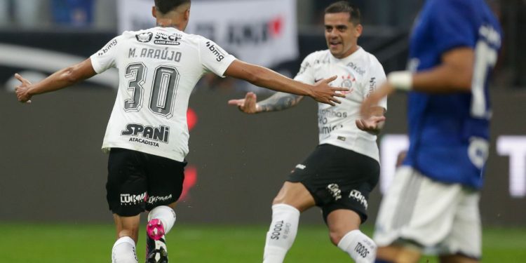 A Neo Química Arena recebeu, na tarde deste domingo (16), a estreia do Corinthians no Brasileirão 2023. Foi acirrado.