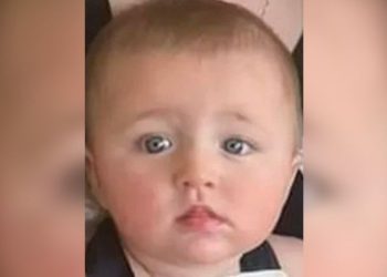 Uma mulher foi presa na Flórida, Estados Unidos, após esquecer a neta de 7 meses no carro e a menina morrer de calor. Vó deixa