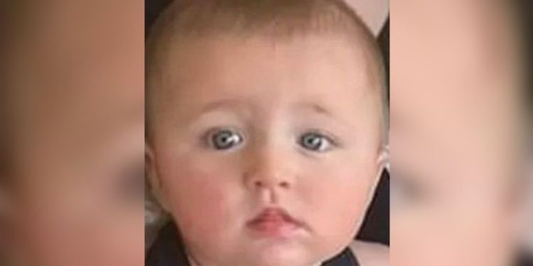 Uma mulher foi presa na Flórida, Estados Unidos, após esquecer a neta de 7 meses no carro e a menina morrer de calor. Vó deixa