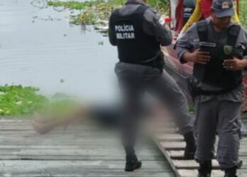O corpo de um homem foi encontrado sendo devorado por urubus no bairro Presidente Vargas, conhecido como Matinha, zona Sul de Manaus.