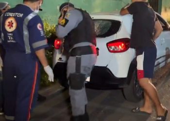 Na rua Dom Diogo Souza, bairro Parque Dez, em Manaus, dois passageiros não identificados foram executados dentro de um carro de aplicativo. 