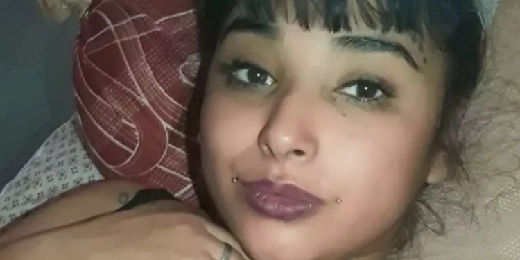 Condenada a 13 anos de prisão por homicídio na Argentina, está vendendo fotos íntimas no OnlyFans de dentro da prisão.