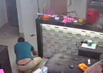 Uma câmera de uma casa em Trindade, em Goiânia , registrou o momento em quem uma panela de pressão explode e quase atinge uma família. Ninguém ficou ferido.