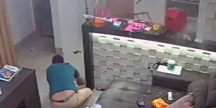 Uma câmera de uma casa em Trindade, em Goiânia , registrou o momento em quem uma panela de pressão explode e quase atinge uma família. Ninguém ficou ferido.