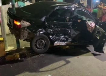 Uma jovem morreu em um grave acidente após o carro onde ela estava ser atingido por uma BMW que havia avançado o sinal no bairro Centro.