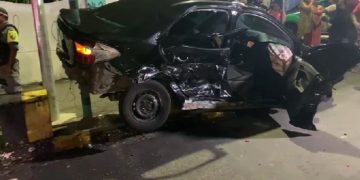 Uma jovem morreu em um grave acidente após o carro onde ela estava ser atingido por uma BMW que havia avançado o sinal no bairro Centro.