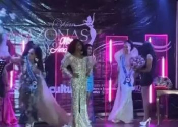 Viralizou um vídeo que mostra o momeno que uma candidata ao Miss Gay Amazonas se revolta e ataca a organizadora da competição