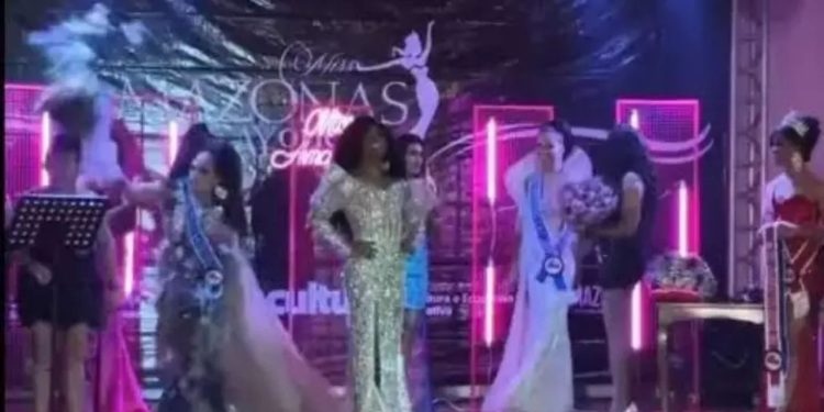 Viralizou um vídeo que mostra o momeno que uma candidata ao Miss Gay Amazonas se revolta e ataca a organizadora da competição