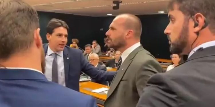 Eduardo Bolsonaro partiu para cima do também deputado Marcon após o parlamentar petista afirmar que a facada dada em Jair Bolsonaro (PL),