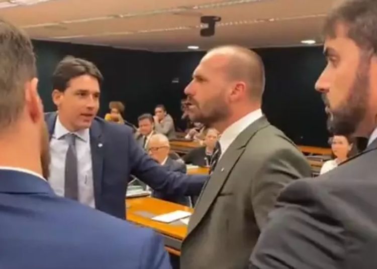 Eduardo Bolsonaro partiu para cima do também deputado Marcon após o parlamentar petista afirmar que a facada dada em Jair Bolsonaro (PL),