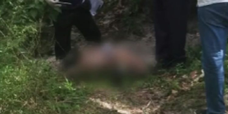 O corpo de um homem foi encontrado enterrado em um terreno particular na rua Jericó, comunidade Jesus me Deu, bairro Terra Nova, em Manaus.