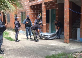 Uma mulher matou o próprio irmão a facadas na rua São Francisco,  Parque Residencial Prosamim, bairro São Raimundo, zona oeste de Manaus.