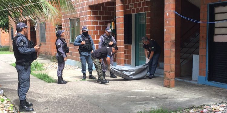 Uma mulher matou o próprio irmão a facadas na rua São Francisco, Parque Residencial Prosamim, bairro São Raimundo, zona oeste de Manaus.