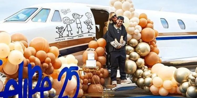 Zé Felipe mostrou aos seus seguidores, nesta quinta-feira (20), um jato que ganhou de presente de aniversário de Virginia.