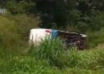 Um ônibus de uma empresa privada capotou em um curva conhecida como 'curva da morte' no quilômetro 27 da rodovia AM-010.